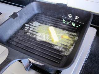 红酒黑椒肉眼牛排的做法步骤：2