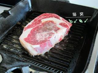 红酒黑椒肉眼牛排的做法步骤：3