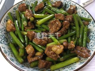 蒜苔炒西冷牛排的做法步骤：5