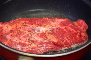 好吃到爆的“山寨”惠灵顿牛排的做法步骤：2