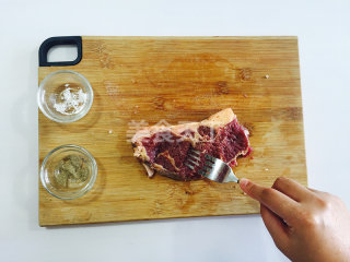 蔬汁酱西冷牛排的做法步骤：1