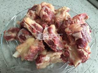 牛排骨清炖白萝卜的做法步骤：1