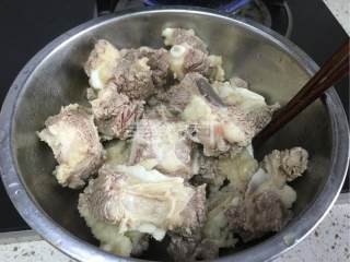 牛排骨清炖白萝卜的做法步骤：3